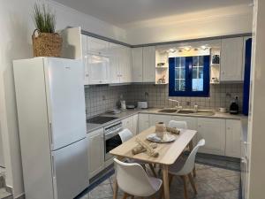 Gallery image of Giannis & Maria Sunset House in Lagoúdi Zía