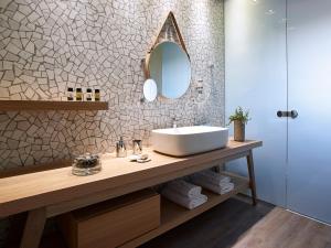 Bilik mandi di Youphoria Beach Front Villas +42 gambar