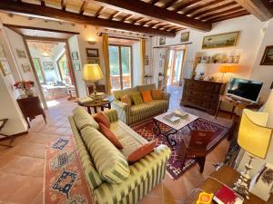 a living room with a couch and a tv at Exclusive Spoleto Country Park Pool Park Activities Mountain View Sleeps 28 in Acquaiura