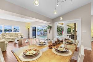 une salle à manger et un salon avec une table et des chaises dans l'établissement Luxurious Villa, Water Views, Heated Pool and Spa - Villa Lakeside Lookout - Roelens, à Cape Coral