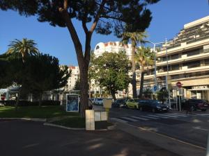 una calle con coches estacionados al costado de la carretera en Gray d' Albion Apartment, en Cannes