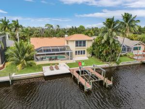 - une vue aérienne sur une maison avec un quai dans l'établissement Luxurious Villa, Water Views, Heated Pool and Spa - Villa Lakeside Lookout - Roelens, à Cape Coral