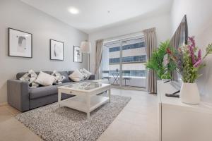 Posezení v ubytování Spacious 1-Bedroom at Elite Tower in Dubai Marina, Near to to Beach