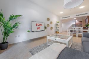 Гостиная зона в StayShort - Spacious 1-Bedroom at Elite Tower in Dubai Marina, Near to to Beach