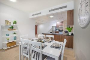 Kuchyň nebo kuchyňský kout v ubytování Spacious 1-Bedroom at Elite Tower in Dubai Marina, Near to to Beach