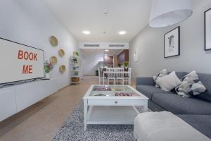 Гостиная зона в StayShort - Spacious 1-Bedroom at Elite Tower in Dubai Marina, Near to to Beach