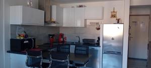 Cuisine ou kitchenette dans l'établissement Pti paradis