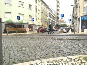un hombre caminando por una calle en una ciudad en lisbon Home host, en Lisboa