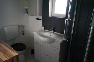 HünxeにあるRanch Drevenackの洗面台とトイレ付きのバスルーム +15枚の写真