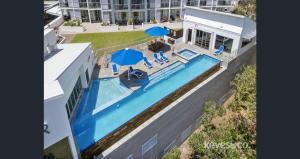 Piscina de la sau aproape de Apartment 1102 | 11th Floor River & Stadium Views +8 fotografii