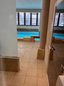 un pasillo con piscina en un edificio en Luxueux T2 en centre ville, en Saint-Lary-Soulan