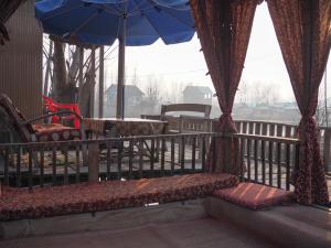 Veena Palace Group Of Houseboats的阳台或露台