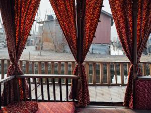 Veena Palace Group Of Houseboats的阳台或露台