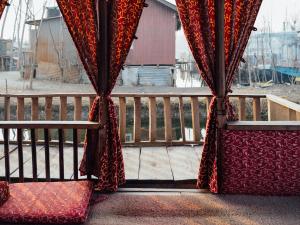 Veena Palace Group Of Houseboats的阳台或露台