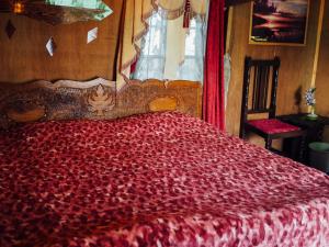 Tempat tidur dalam kamar di Veena Palace Group Of Houseboats