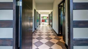 Φωτογραφία από το άλμπουμ του Nostalgic Retro Home on Luxurious Lot with a Private Infinity Pool and Ocean Views σε Santa Cruz