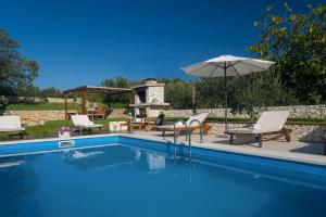 Bazén v ubytovaní Luxury Villa Luminosa alebo v jeho blízkosti