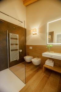 a bathroom with a toilet and a sink and a shower at Sorapiana in Vidor