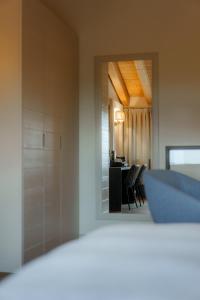 a room with a mirror and a table with chairs at Sorapiana in Vidor