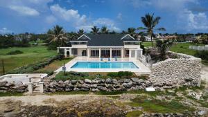 Πισίνα στο ή κοντά στο ZenBreak Ocean Mist Villa 5bd