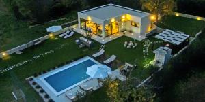 Bazén v ubytovaní Luxury Villa Luminosa alebo v jeho blízkosti