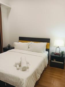 ein Schlafzimmer mit einem Bett mit zwei Handtüchern darauf in der Unterkunft Suasana Lux Rooms in Kuala Lumpur
