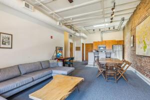 Nhà bếp/bếp nhỏ tại The Victor 3 - Cleveland's Urban Lodge