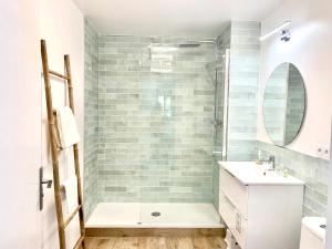 ein Badezimmer mit Dusche und Waschbecken in der Unterkunft Sweet home disneyland in Montévrain