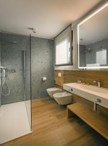 a bathroom with two sinks and a shower at Sorapiana in Vidor