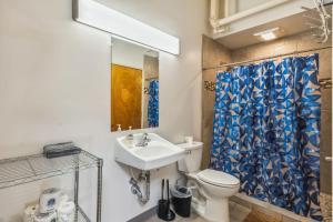 Phòng tắm tại The Victor 3 - Cleveland's Urban Lodge +37 ảnh