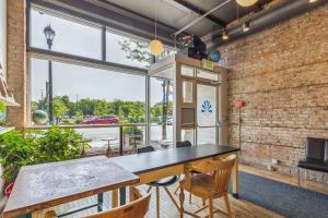 Khu vực ghế ngồi tại The Victor 3 - Cleveland's Urban Lodge