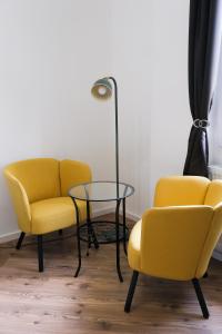 A seating area at A part alatt Apartman