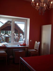 une cuisine avec une fenêtre, une table et des chaises dans l'établissement Astra-Poilsis Sventojoje, à Šventoji