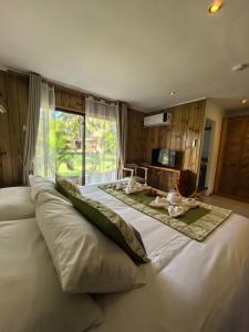 1 cama blanca grande en una habitación con ventana en Taha Tai, en Hanga Roa 37 fotos más