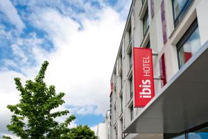 a red sign on the side of a building at ibis Hotel Muenchen City West in Munich