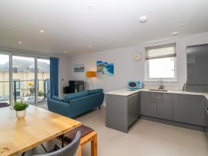 Una cocina y una sala de estar con una mesa y un sofá. en 7 Warren Edge Close, en Bournemouth 16 fotos más