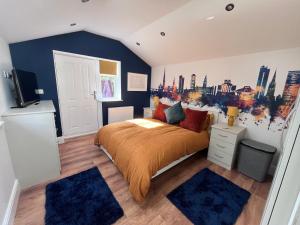 ein Schlafzimmer mit einem Bett mit einem Wandbild der Stadt in der Unterkunft Waterside Cottage in Preston