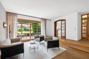 Posezení v ubytování Luxus-Villa mit Indoorpool, Sauna & offenem Kamin