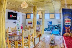 TV a/nebo společenská místnost v ubytování Dinosaur Anza Surf House