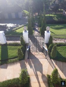 an overhead view of a garden with benches and a fence at Fazenda São João Baptista in Pedreira
