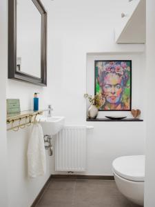 A bathroom at TheMarketFlat Schöne Wohnung im Stadtzentrum Még 33 kép