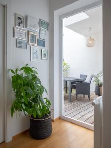 A seating area at TheMarketFlat Schöne Wohnung im Stadtzentrum