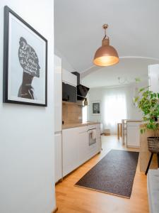 A kitchen or kitchenette at TheMarketFlat Schöne Wohnung im Stadtzentrum
