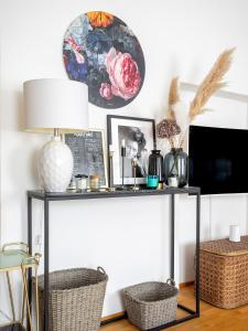 A television and/or entertainment centre at TheMarketFlat Schöne Wohnung im Stadtzentrum