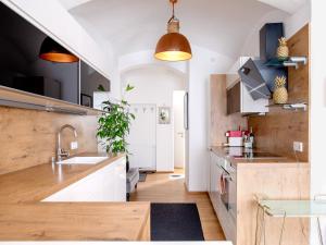 A kitchen or kitchenette at TheMarketFlat Schöne Wohnung im Stadtzentrum
