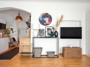 A television and/or entertainment centre at TheMarketFlat Schöne Wohnung im Stadtzentrum