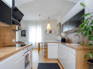 A kitchen or kitchenette at TheMarketFlat Schöne Wohnung im Stadtzentrum