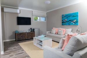 Uma TV ou centro de entretenimento em Sea Breeze Beach House All Inclusive by Ocean Hotels
