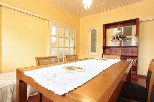 ein Esszimmer mit Tisch und Stühlen in der Unterkunft Rosa Casa Dália in Gramado + 4 Fotos