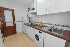 Alcalá del RíoにあるApartamentos Económicos | 10 minutos Sevilla | 1Aのシンクと洗濯機付きのキッチン